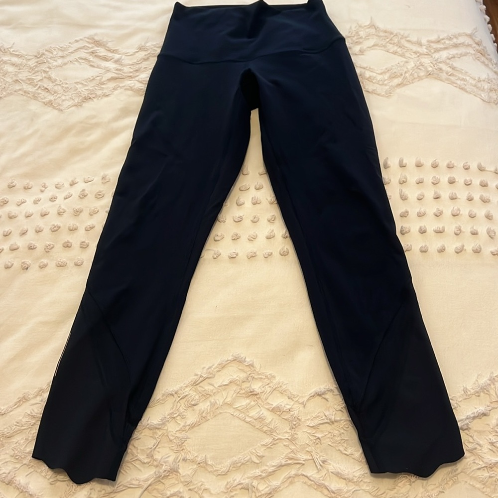Lululemon Wunder under scalloped trim tight Barry’s Bootcamp branded lululemon - Picture 5 of 13